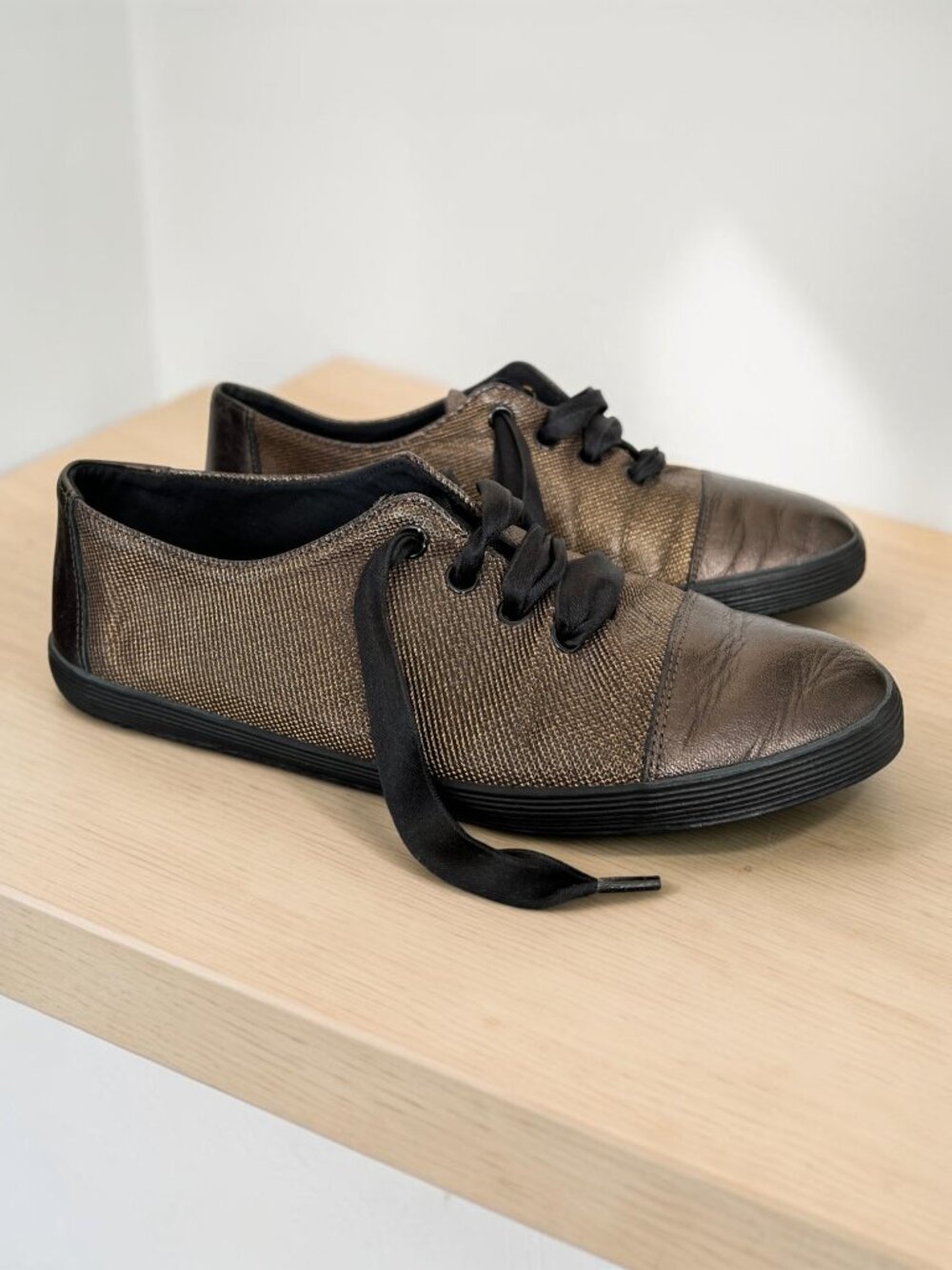 Stuart by Stuart Weitzman Metallic Gold Bronze Sneakers Ribbon Laces Sz 7